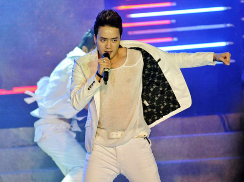 Sao nam cũng ham khoe ngực lấp ló - 15