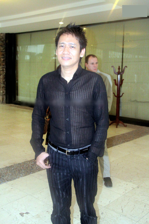 Sao nam cũng ham khoe ngực lấp ló - 1