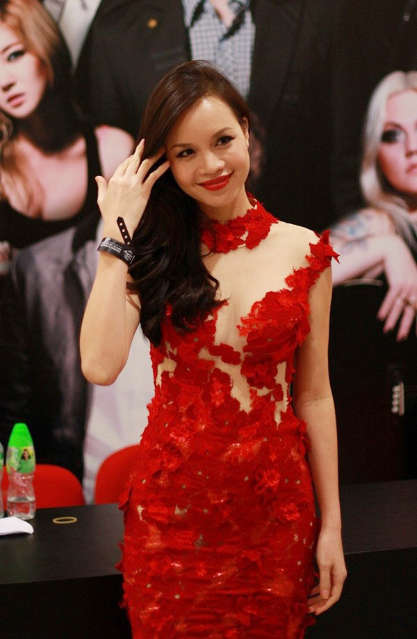 7 chiếc đầm ren đỏ tế nhị của sao Việt - 6