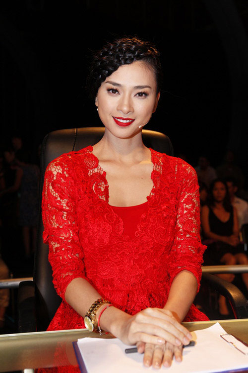 7 chiếc đầm ren đỏ tế nhị của sao Việt - 11