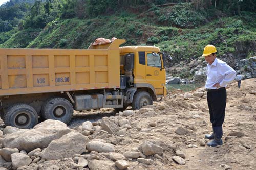 Cận cảnh đập thủy điện vỡ do "ô tô húc" - 2