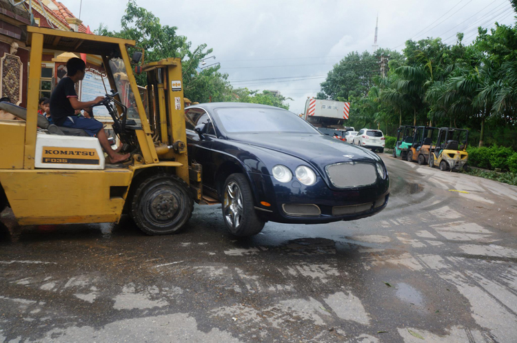 Bentley Continental GT gặp nạn và phải nhờ xe cứu hộ đưa về