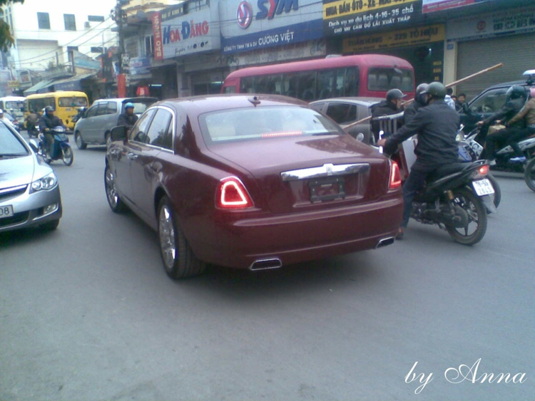 Rolls-Royce giữa dòng người tấp nập