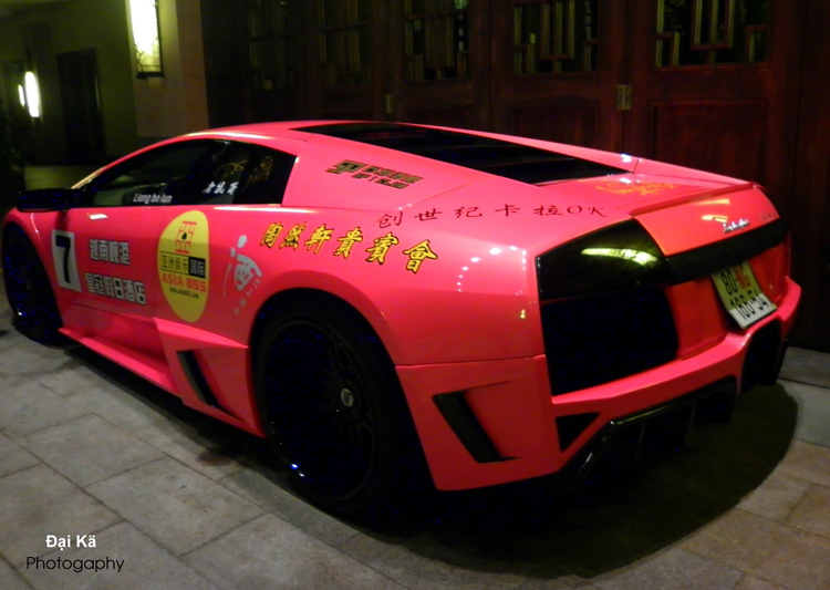 Lamborghini màu hồng, biển ngoại giao