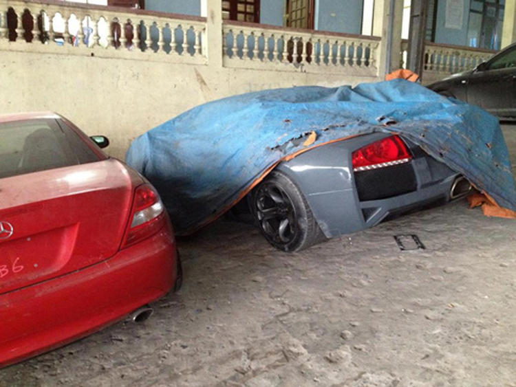 Chiếc Lamborghini Murcielago phủ bạt, và Mercedes phủ đầy bụi
