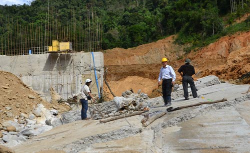 Xe "húc" đổ đập thủy điện: Ém thông tin? - 1
