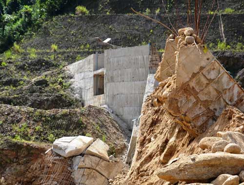 Xe "húc" đổ đập thủy điện: Ém thông tin? - 5