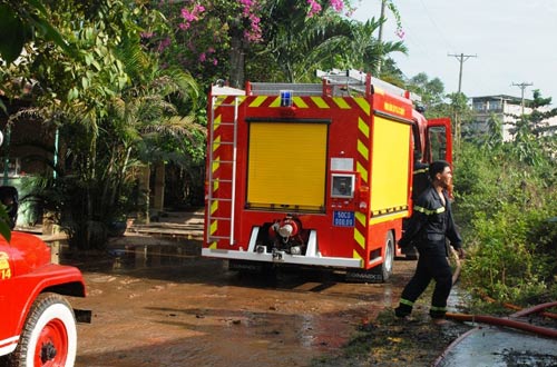 "Bà hỏa" thiêu rụi hơn 1.000m2 nhà xưởng - 2