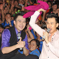 Ca nhạc - MTV - Quá sung, Dương Triệu Vũ cởi áo tặng fan