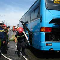 Tin tức trong ngày - Xe khách nước ngoài bỗng dưng bốc cháy