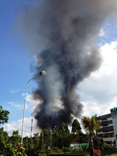 Bãi container cháy, thực phẩm Tết ra tro - 3