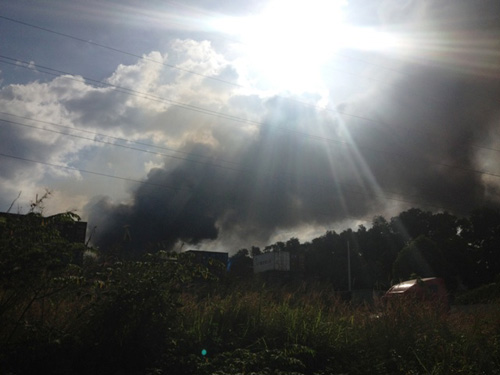 Bãi container cháy, thực phẩm Tết ra tro - 7