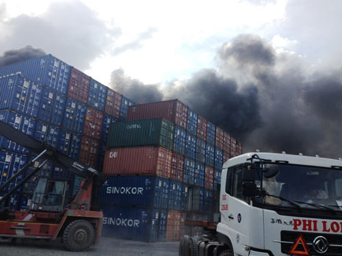 Bãi container cháy, thực phẩm Tết ra tro - 4