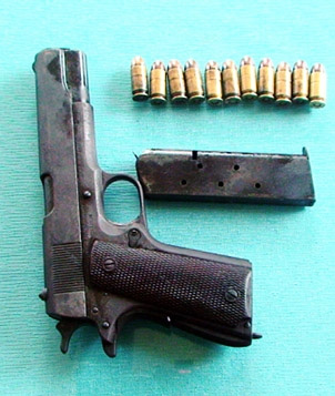 Tám người đi tù vì một khẩu súng - 2