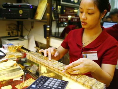 Đến thời “thuê người giữ vàng” - 1