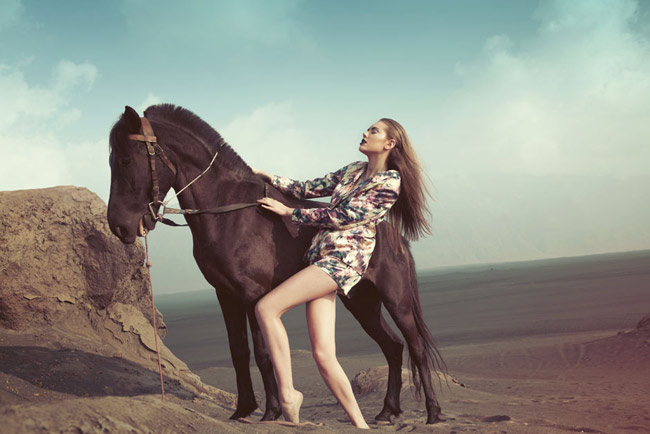 Những shoot hình trên hoang mạc đầy nắng, gió, siêu mẫu người Nga Anastasia thể hiện những biểu cảm ấn tượng.

 
