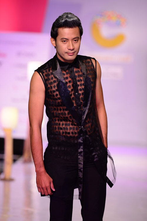 Sao nam cũng ham khoe ngực lấp ló - 8