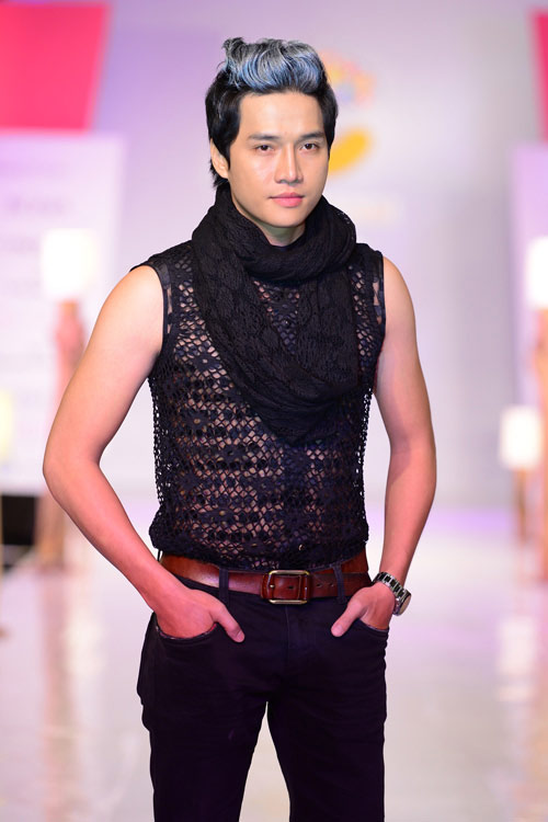 Sao nam cũng ham khoe ngực lấp ló - 2