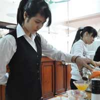 Giáo dục - du học - SV cần đồng phục, giáo trình của trường?