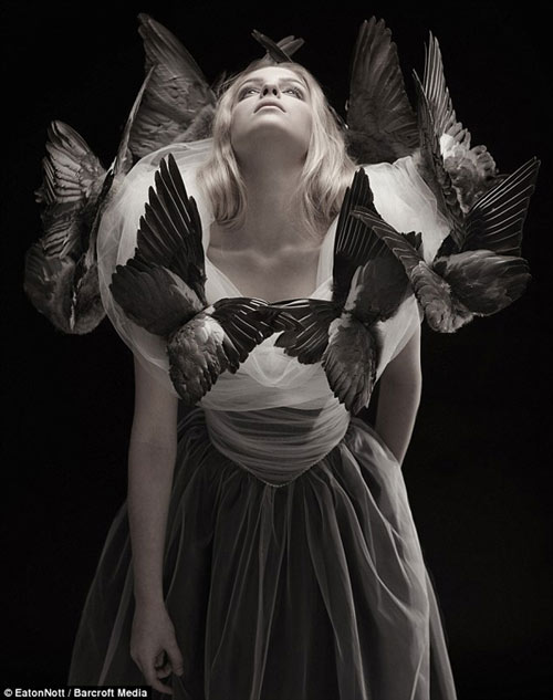 Kinh dị váy cưới làm từ xác chết - 3