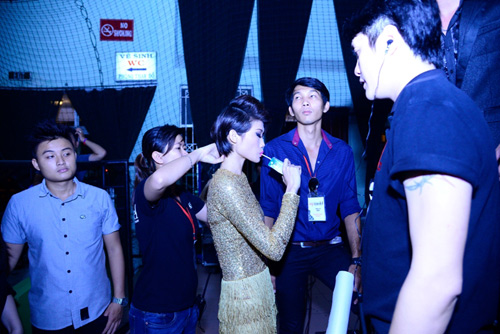 Thí sinh khóc trong hậu trường Next Top - 4