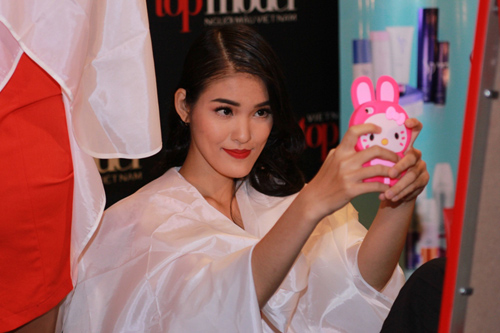 Thí sinh khóc trong hậu trường Next Top - 5