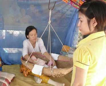 Người đàn ông làm "vú nuôi" cho hai con gái - 1