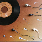 Giữa một cô gái khỏa thân và âm nhạc