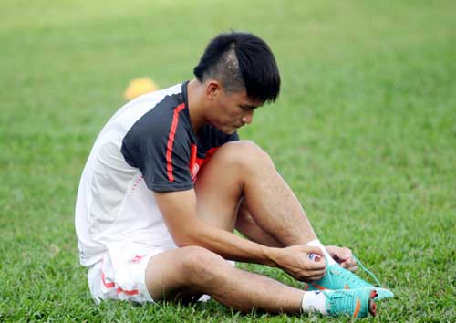 Công Vinh bỏ mặc đồng đội khởi động - 1