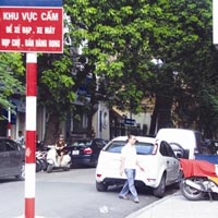 Tin tức trong ngày - Đề xuất tăng phí dùng vỉa hè trông giữ ô tô