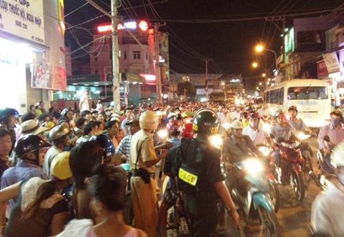 Nín thở xem CA bắt cướp cố thủ trong nhà dân - 3