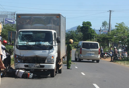 Xe chở “bom gas” lao gầm xe tải, 1 người chết - 1