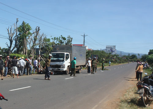 Xe chở “bom gas” lao gầm xe tải, 1 người chết - 2