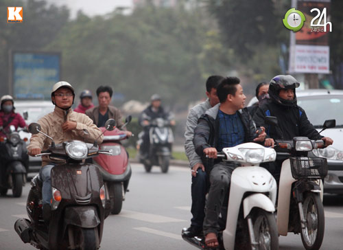 Thanh niên lái xe hồn nhiên nghe điện thoại - 6