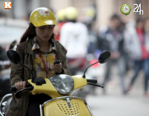 Thanh niên lái xe hồn nhiên nghe điện thoại - 10