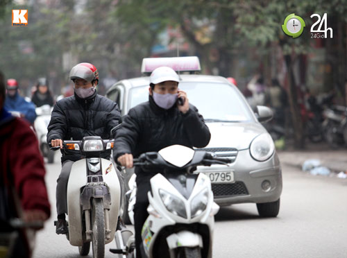 Thanh niên lái xe hồn nhiên nghe điện thoại - 12