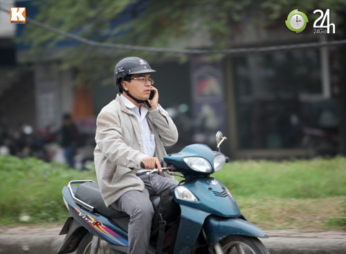 Thanh niên lái xe hồn nhiên nghe điện thoại - 11