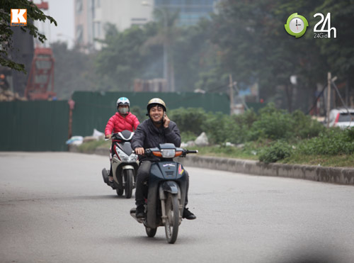 Thanh niên lái xe hồn nhiên nghe điện thoại - 13