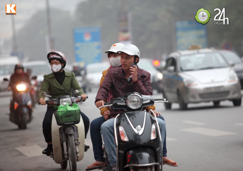 Thanh niên lái xe hồn nhiên nghe điện thoại - 1