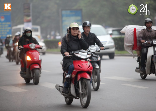 Thanh niên lái xe hồn nhiên nghe điện thoại - 2