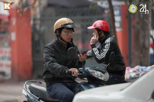 Thanh niên lái xe hồn nhiên nghe điện thoại - 3