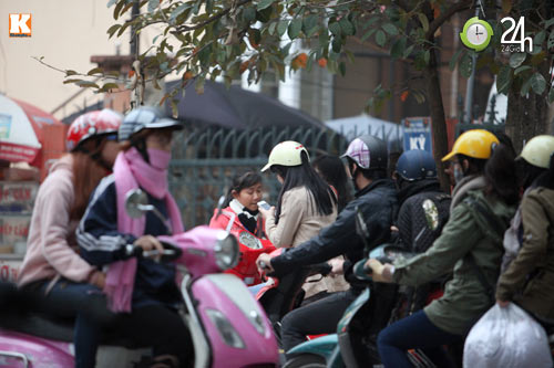 Thanh niên lái xe hồn nhiên nghe điện thoại - 4