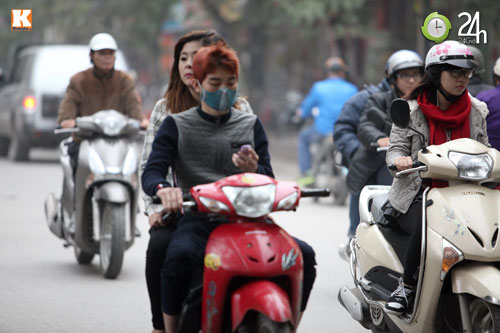 Thanh niên lái xe hồn nhiên nghe điện thoại - 7