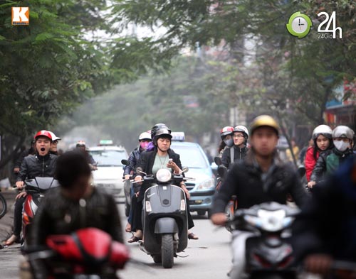 Thanh niên lái xe hồn nhiên nghe điện thoại - 5