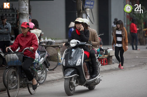 Thanh niên lái xe hồn nhiên nghe điện thoại - 9