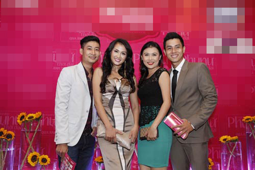 Anh Thư đeo hoa tai dài chấm bầu ngực - 2