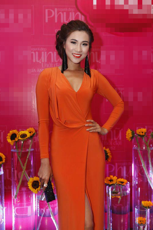 Anh Thư đeo hoa tai dài chấm bầu ngực - 8