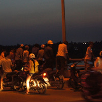 Tin tức trong ngày - Để xe máy trên bờ, cô gái trẻ nhảy cầu tự tử