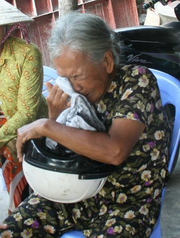 Hít keo chó, bé gái ngã xuống sông tử vong - 2