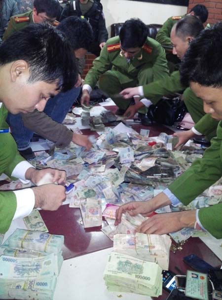 Phá ổ bạc "khủng": Lộ nhiều “trùm” khét tiếng - 2